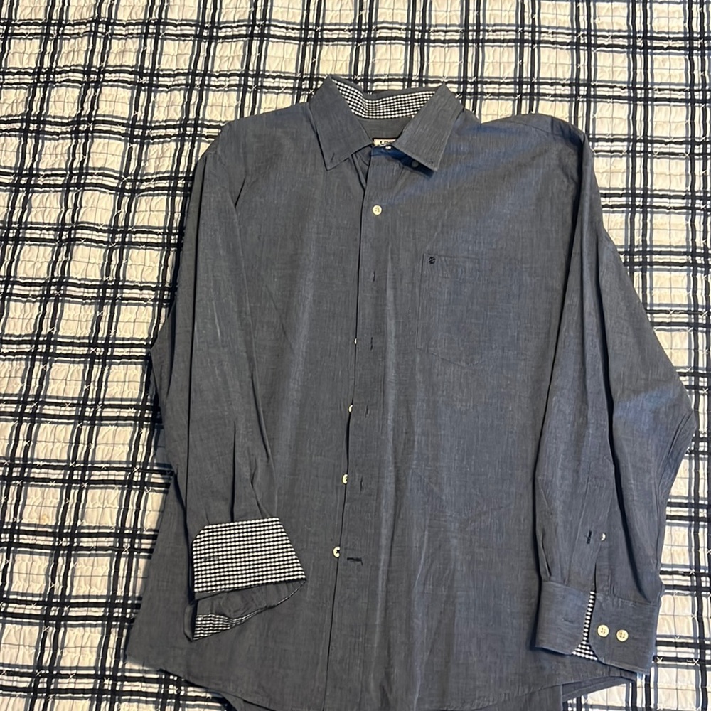 IZOD Mens Button down shirt. Large.